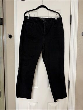 Lee Straight Leg Women's cropped
Jeans in Black with raw hem